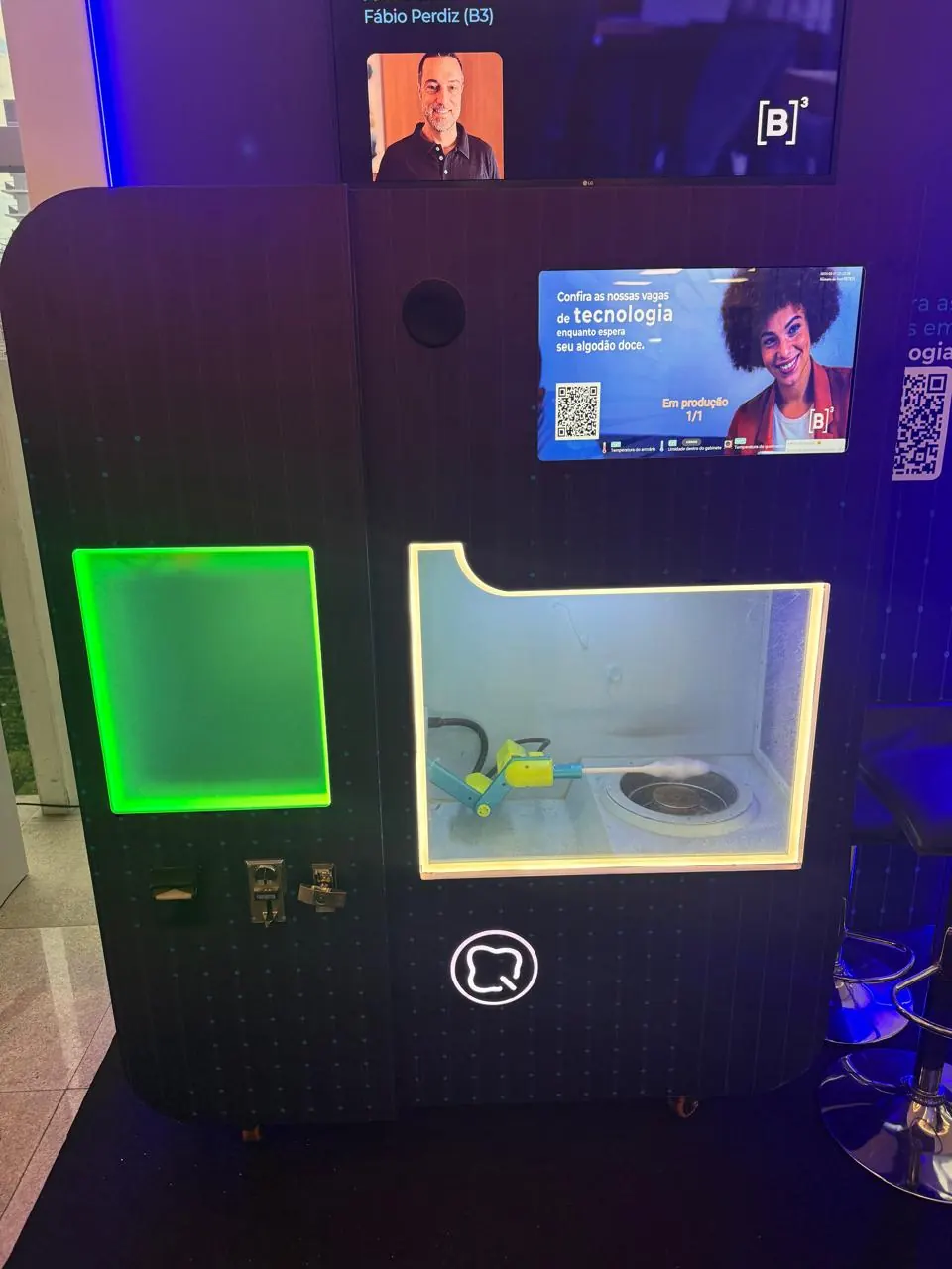 Tela da máquina exibindo uma campanha institucional da B3 durante a produção.