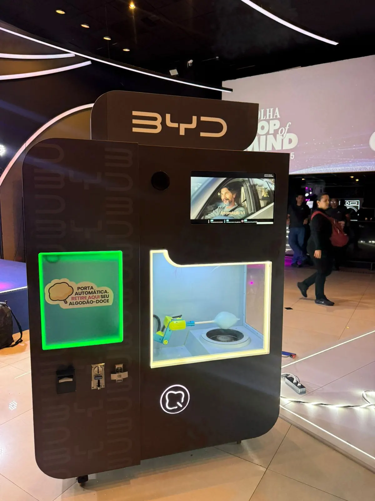 Máquina envelopada para a BYD em evento automotivo.