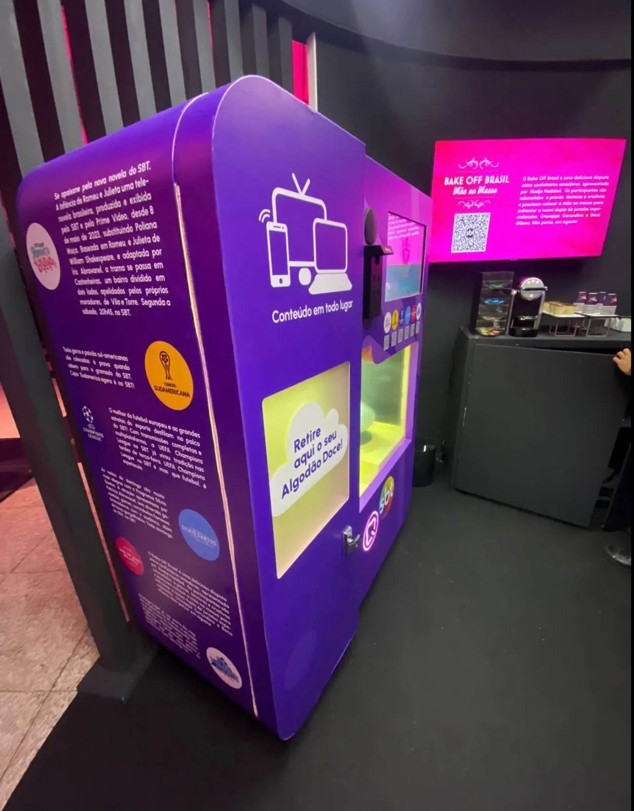 Máquina envelopada para o SBT com iluminação roxa.
